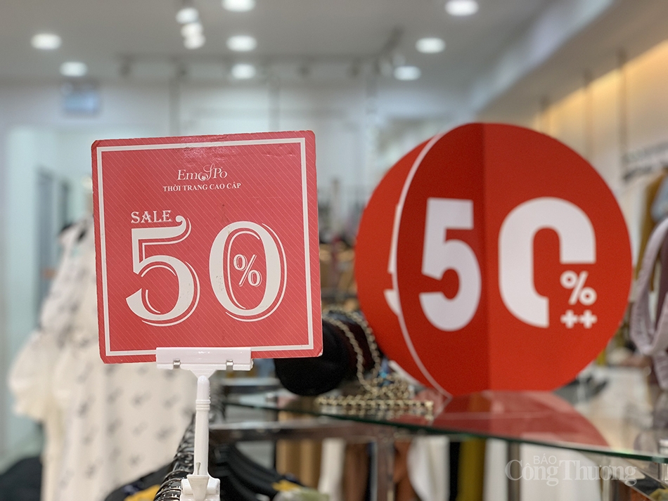 Hà Nội: Phố mua sắm, trung tâm thương mại chưa thể bình thường trở lại