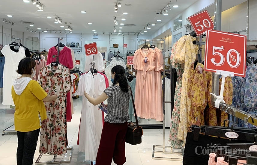 Hà Nội: Phố mua sắm, trung tâm thương mại chưa thể bình thường trở lại