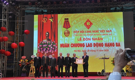 Hiệp hội Làng nghề Việt Nam đón nhận Huân chương Lao động hạng Ba