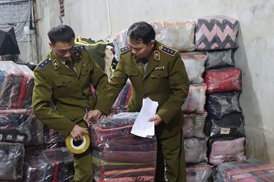 Lạng Sơn: Tạm giữ trên 4.000 áo len đã qua sử dụng, gia công lại bán kiếm lời