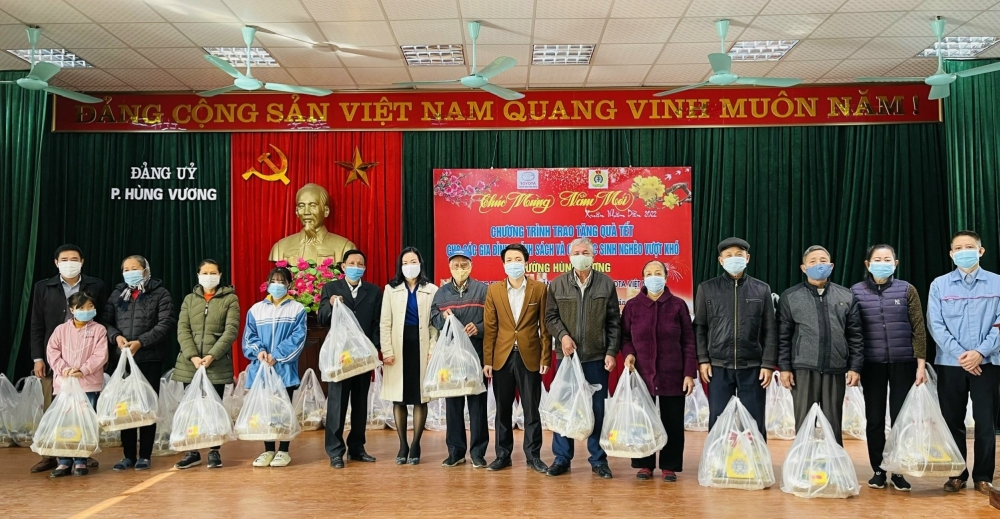 Toyota Việt Nam trao quà tết cho các gia đình chính sách tại Vĩnh Phúc