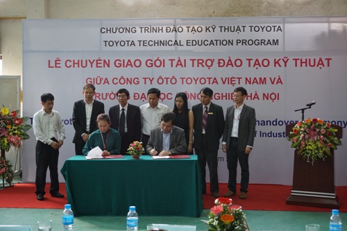 TMV tặng xe và thiết bị kỹ thuật cho các trường đại học, cao đẳng