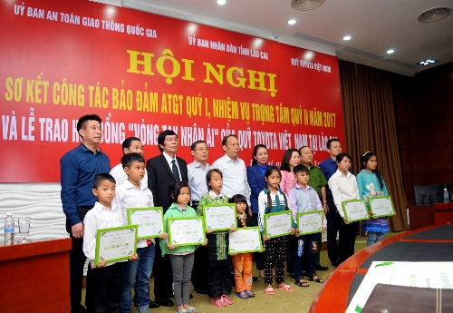 Quỹ Toyota Việt Nam trao học bổng “Vòng tay nhân ái”
