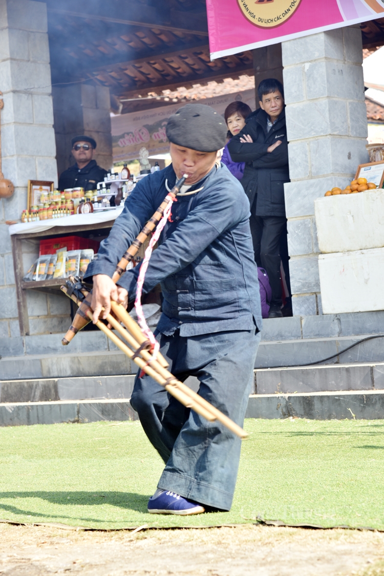 Múa khèn- nghệ thuật trình diễn dân gian của người Mông