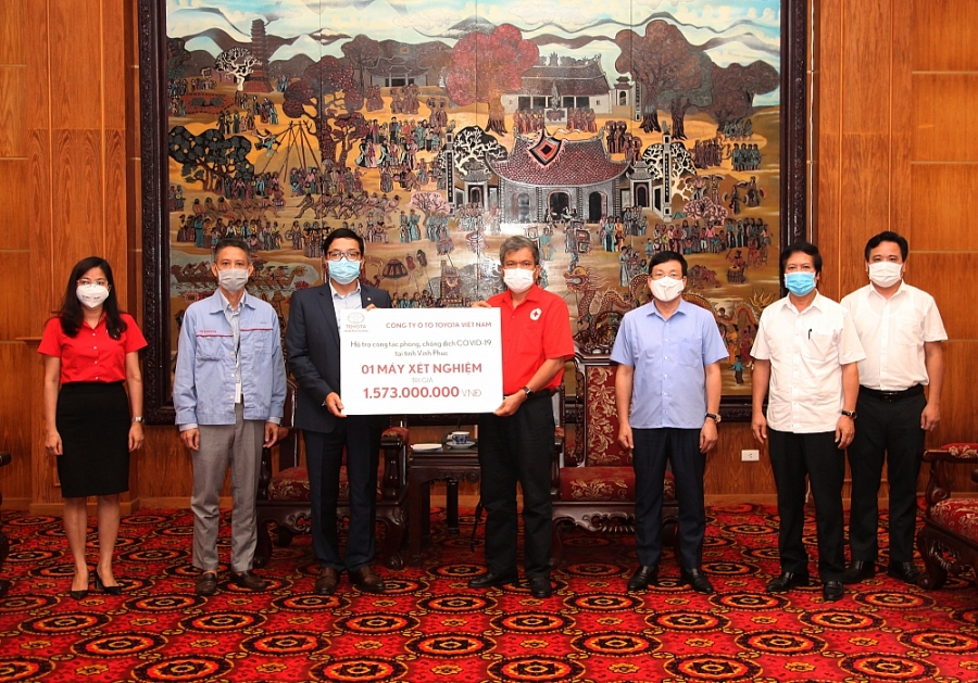 Toyota Việt Nam hỗ trợ thiết bị y tế phòng chống dịch bệnh Covid-19 cho tỉnh Vĩnh Phúc