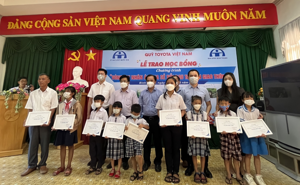 Quỹ Toyota Việt Nam trao tặng học bổng “Vòng tay nhân ái” tại Bình Thuận