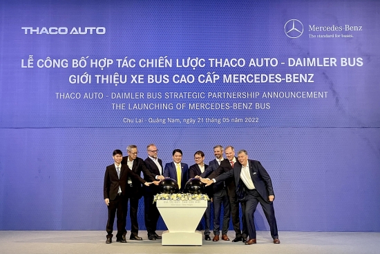 THACO AUTO hợp tác chiến lược với DAIMLER BUS và ra mắt xe bus cao cấp Mercedes-Benz