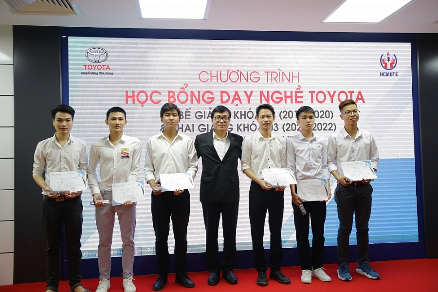 Quỹ Toyota Việt Nam và Trường Cao đẳng Cơ điện Hà Nội dành “Học bổng dạy nghề Toyota” cho học sinh nghèo