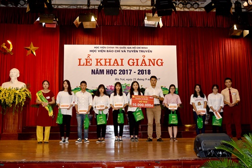 Bảo Tín Minh Châu hỗ trợ sinh viên nghèo và thủ khoa đại học