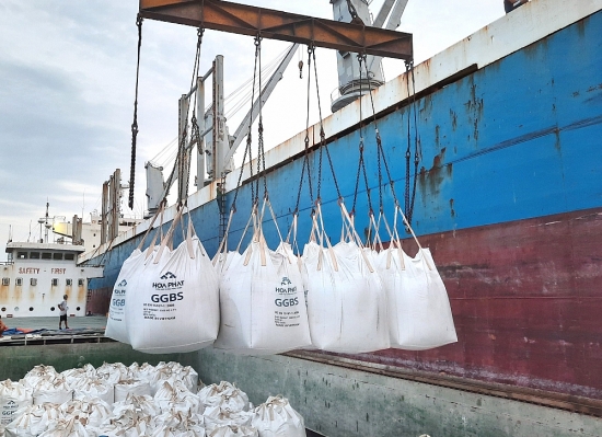 Lần đầu tiên Việt Nam xuất khẩu xỉ hạt lò cao nghiền mịn S95