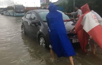 PTI hỗ trợ ô tô bị thủy kích do ngập lụt tại Vinh