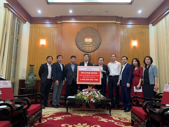 Honda Việt Nam trao tặng tiền và máy móc thiết bị trị giá 5 tỷ đồng hỗ trợ người dân vùng lũ