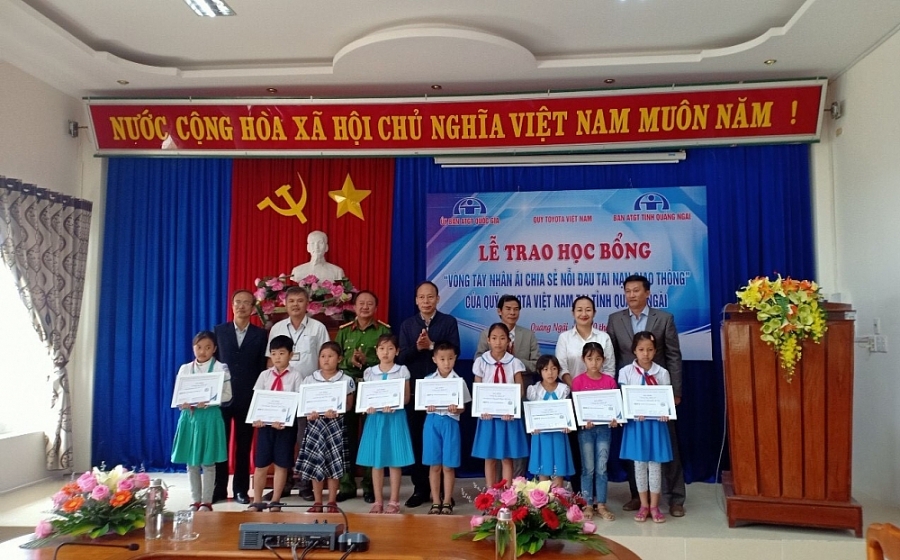 Quỹ Toyota Việt Nam  trao Học bổng “Vòng tay nhân ái” tại tỉnh Quảng Ngãi