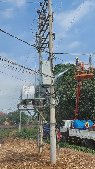 Công ty Điện lực Hòa Bình: Bền bỉ cõng điện lên non