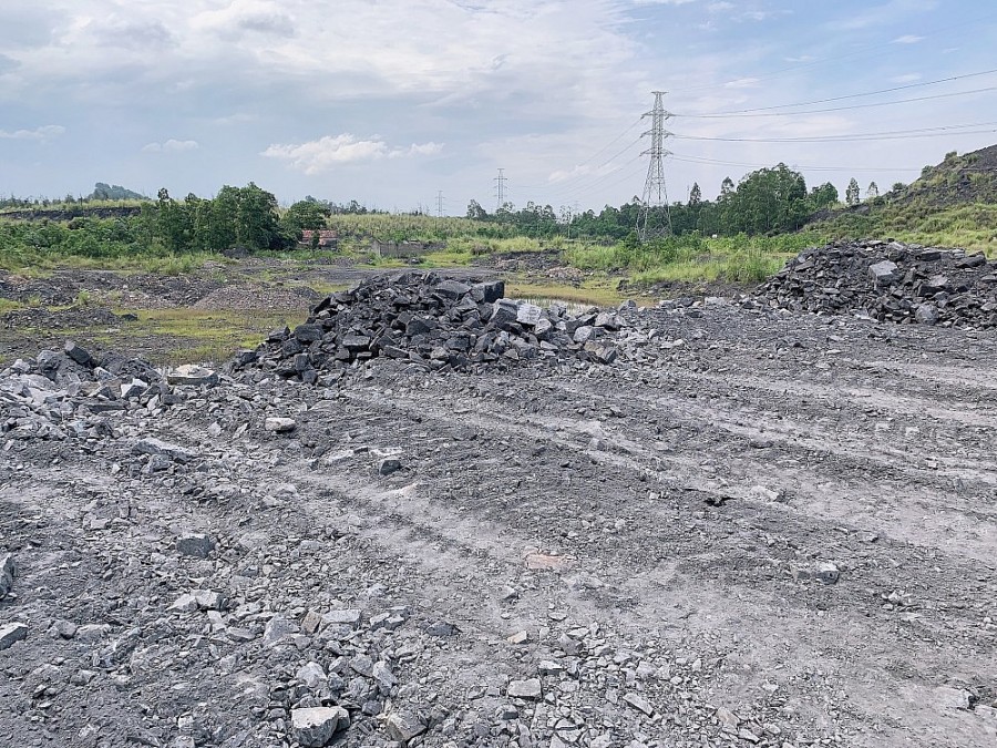 Đông Triều (Quảng Ninh): Vụ đổ trộm đất đá thải mỏ doanh nghiệp phải khắc phục