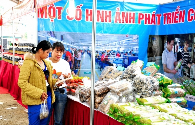 Phiên chợ hàng Việt lên với huyện Tân Sơn