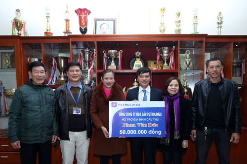 PLC tặng gia đình cầu thủ Phạm Xuân Mạnh và Phan Văn Đức 100 triệu đồng