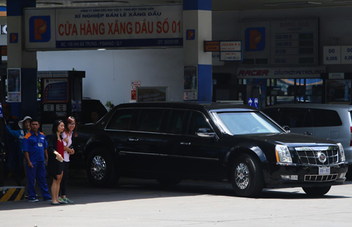 Đoàn xe hộ tống Tổng thống Barack Obama tiếp nhiên liệu tại CHXD Petrolimex Sài Gòn