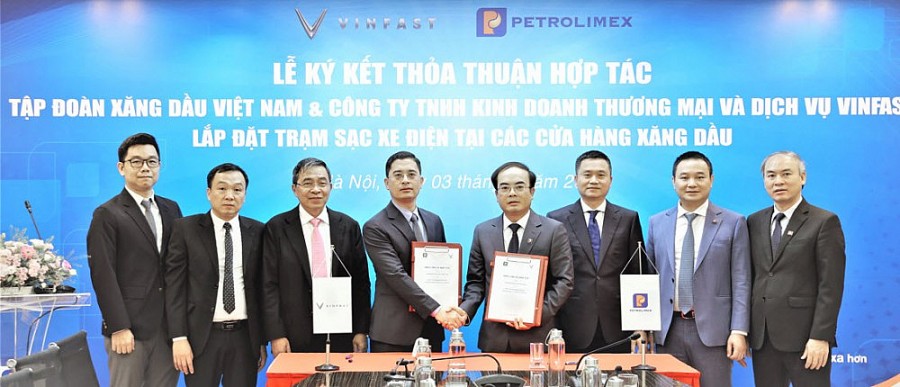 Tập đoàn Xăng dầu Việt Nam và VinFast ký thỏa thuận hợp tác lắp đặt trạm sạc xe điện