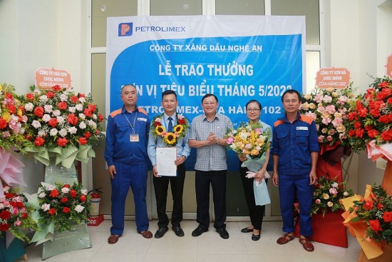 Petrolimex Nghệ An tổ chức khen thưởng Cửa hàng Xăng dầu số 102