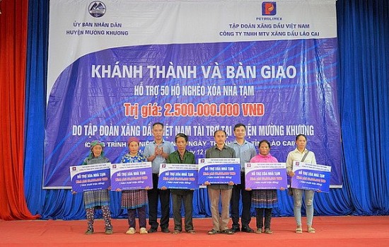 Tập đoàn Xăng dầu Việt Nam ủng hộ 2,5 tỷ đồng xóa nhà tạm tại Mường Khương