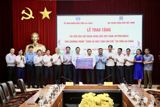Tập đoàn Xăng dầu Việt Nam hỗ trợ 30 tỷ đồng Chương trình “Sóng và máy tính cho em”