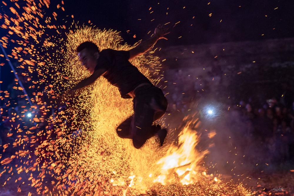 Nhảy lửa là hoạt động văn hóa độc đáo mang bản sắc rất hoang sơ, huyền bí của dân tộc Pà Thẻn ở Tân Lập, huyện Bắc Quang