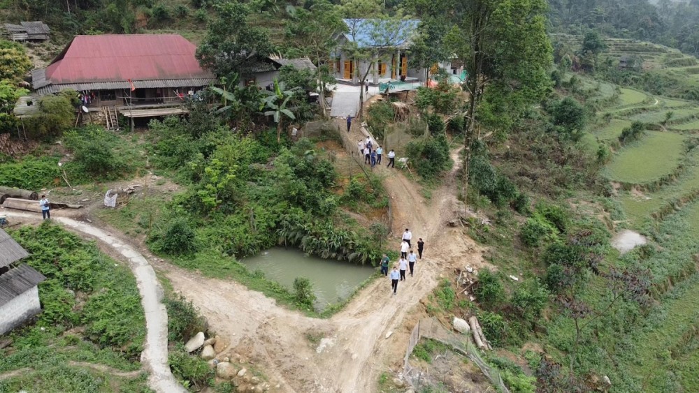 Du khách tham quan homestay ở thôn Nậm An, xã Tân Thành, huyện Bắc Quang