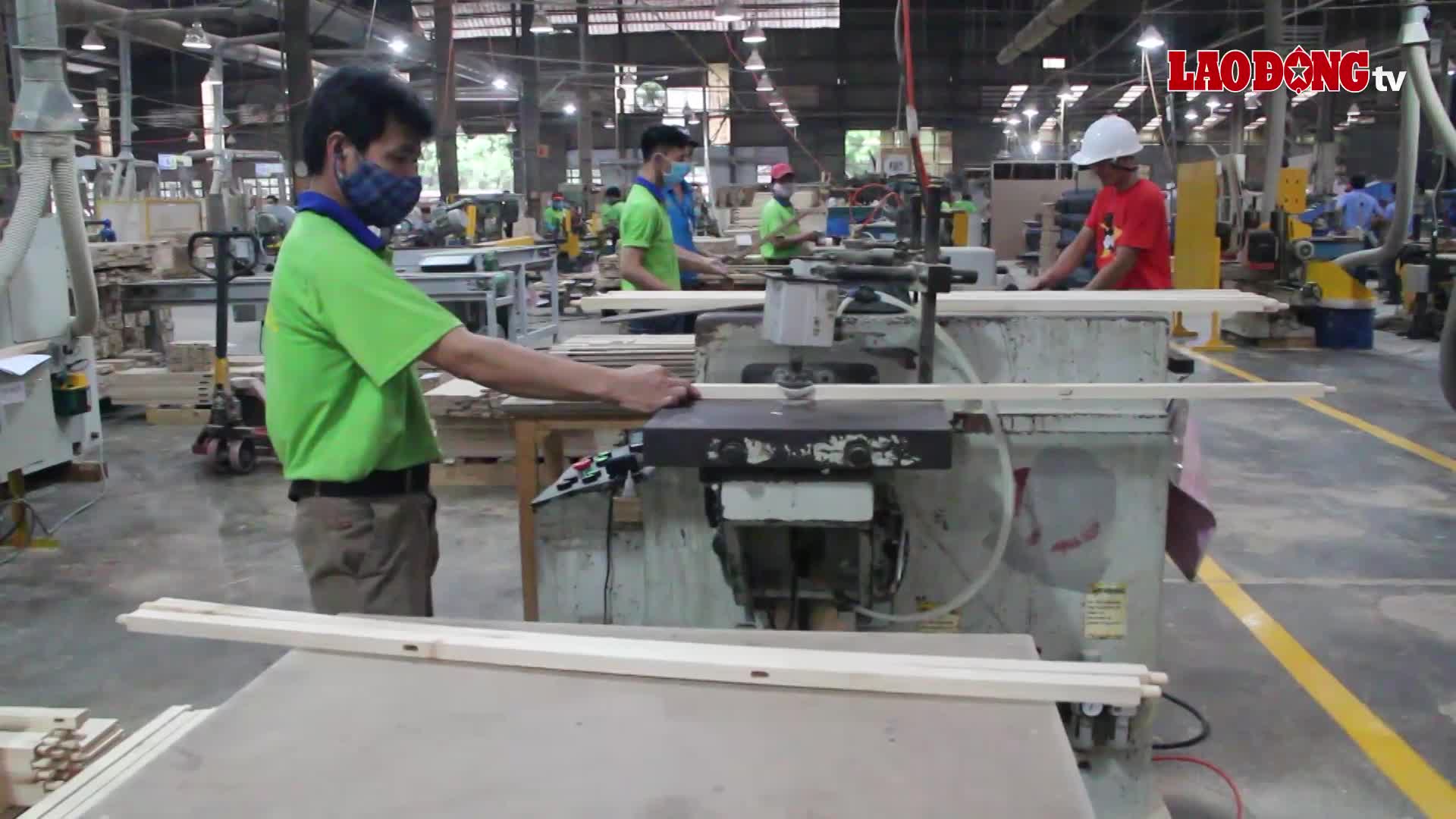 Bình Dương: Doanh nghiệp ít đơn hàng, 240.000 lao động bị giảm giờ làm