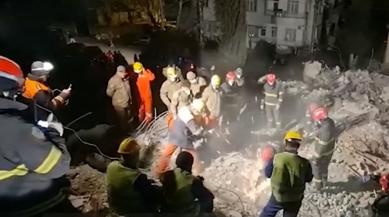 Hình ảnh đẹp của những chiến sĩ công an đi cứu hộ động đất tại Thổ Nhĩ Kỳ