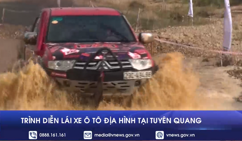 Trình diễn lái xe ô tô địa hình tại Tuyên Quang