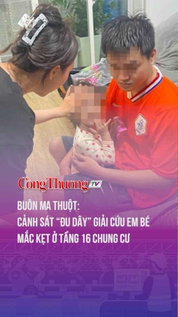 Buôn Ma Thuột: Cảnh sát “đu dây” giải cứu em bé mắc kẹt ở tầng 16 chung cư