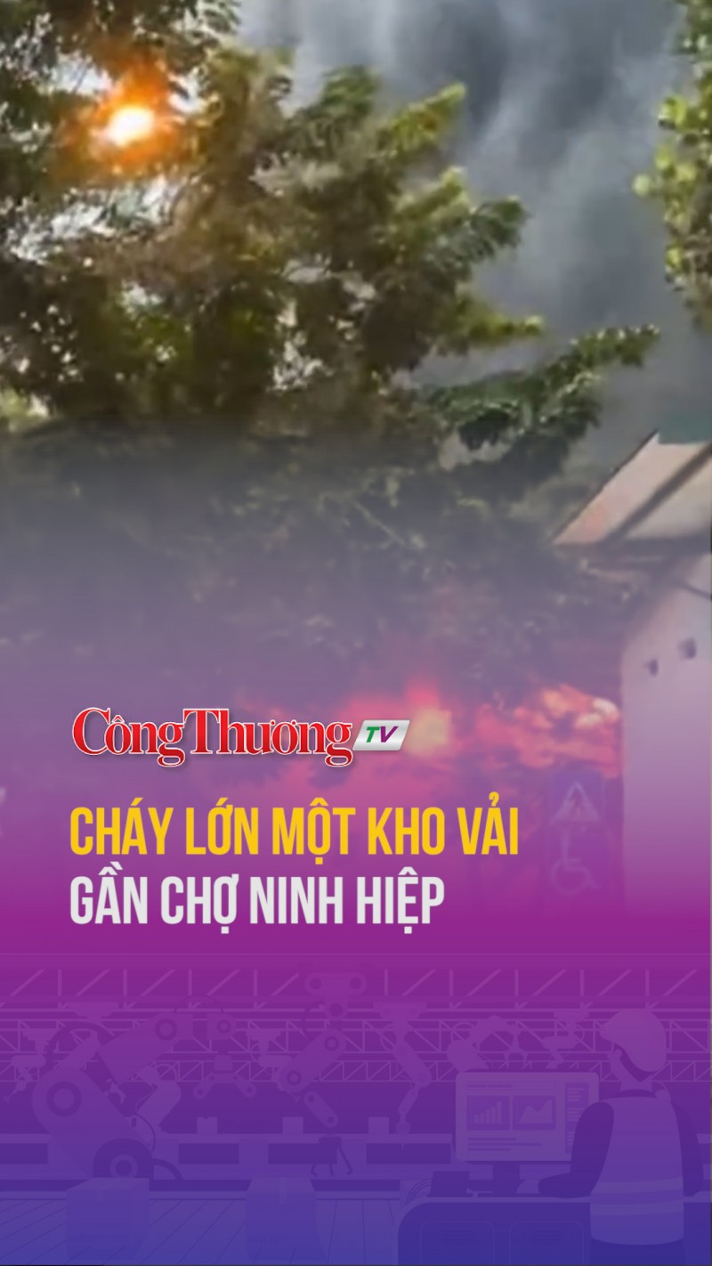 Cháy lớn một kho vải gần chợ Ninh Hiệp