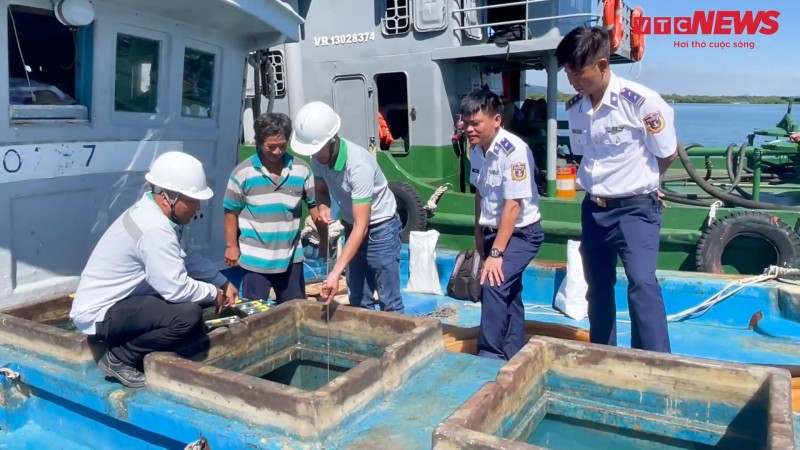 Cảnh sát biển bắt giữ tàu chở 80.000 lít dầu không rõ nguồn gốc