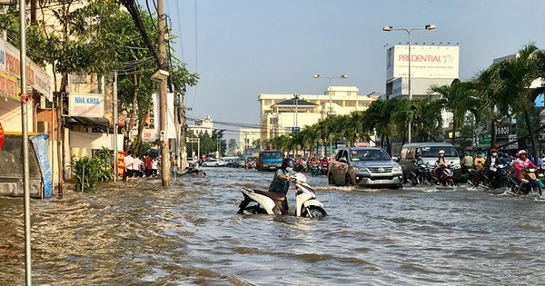 Triều cường dâng cao, học sinh chật vật đến trường