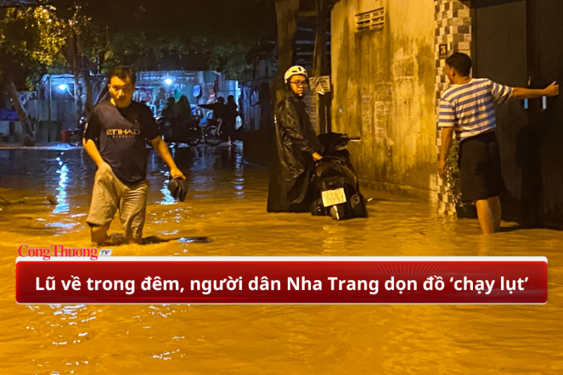 Lũ về trong đêm, người dân Nha Trang dọn đồ ‘chạy lụt’