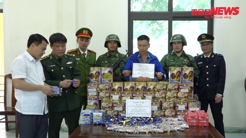 Bắt tài xế xe khách chở 500 viên đạn hoa cải, pháo lậu qua biên giới Hà Tĩnh