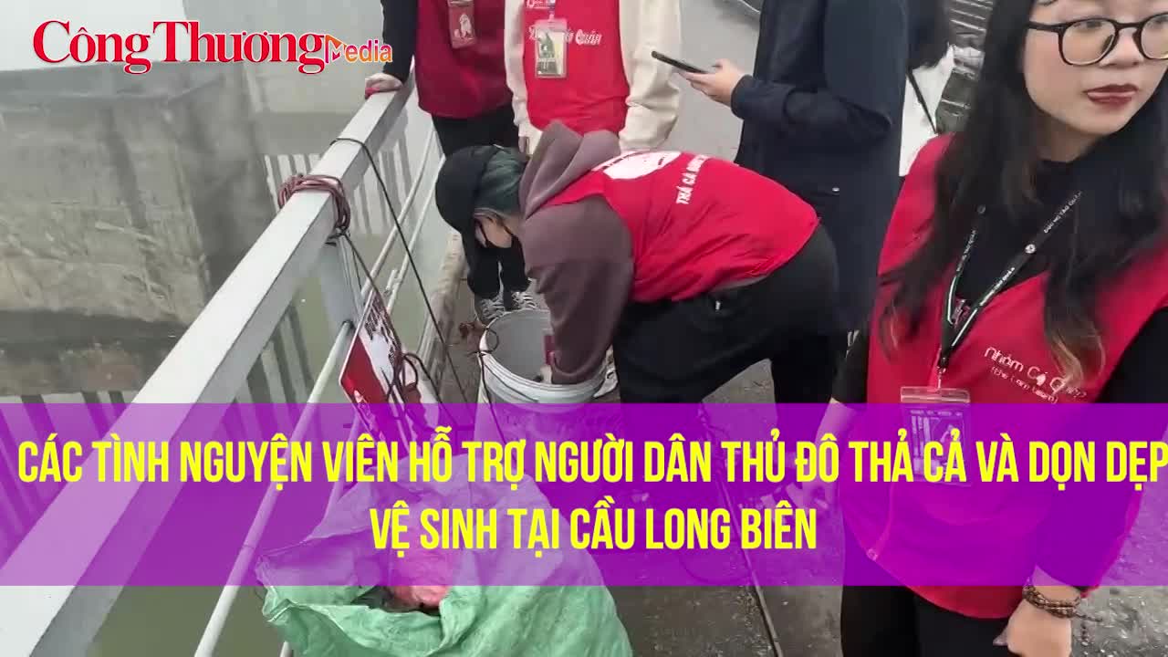 Bóng dáng các bạn trẻ Thủ đô giúp người dân "tiễn" ông Công ông Táo tại cầu Long Biên