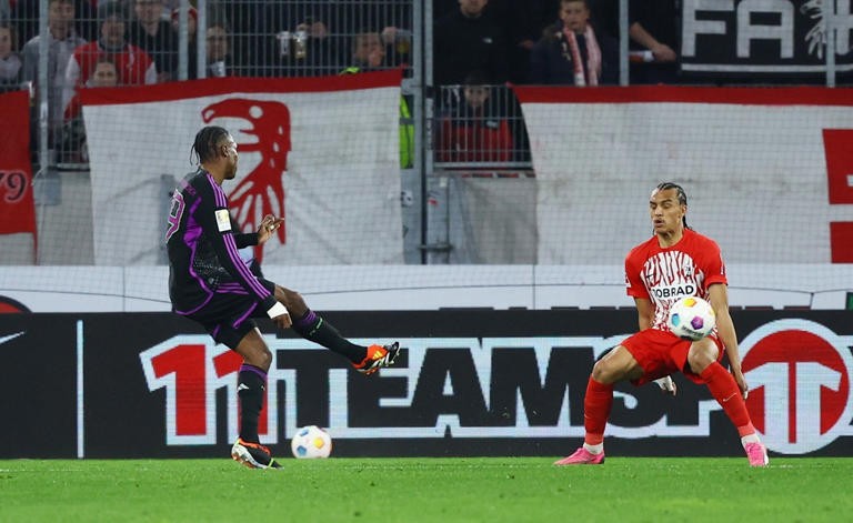 Bayern Munich bị cưa điểm trong trận cầu 4 siêu phẩm