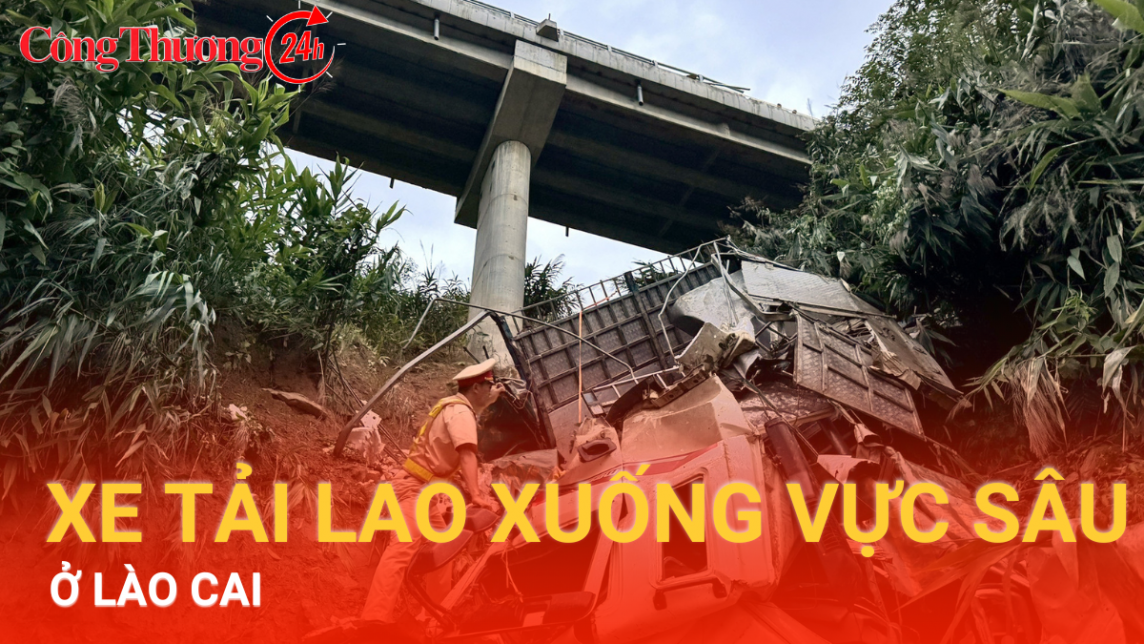 Xe tải bất ngờ lật qua thành cầu, lao xuống vực sâu ở Lào Cai