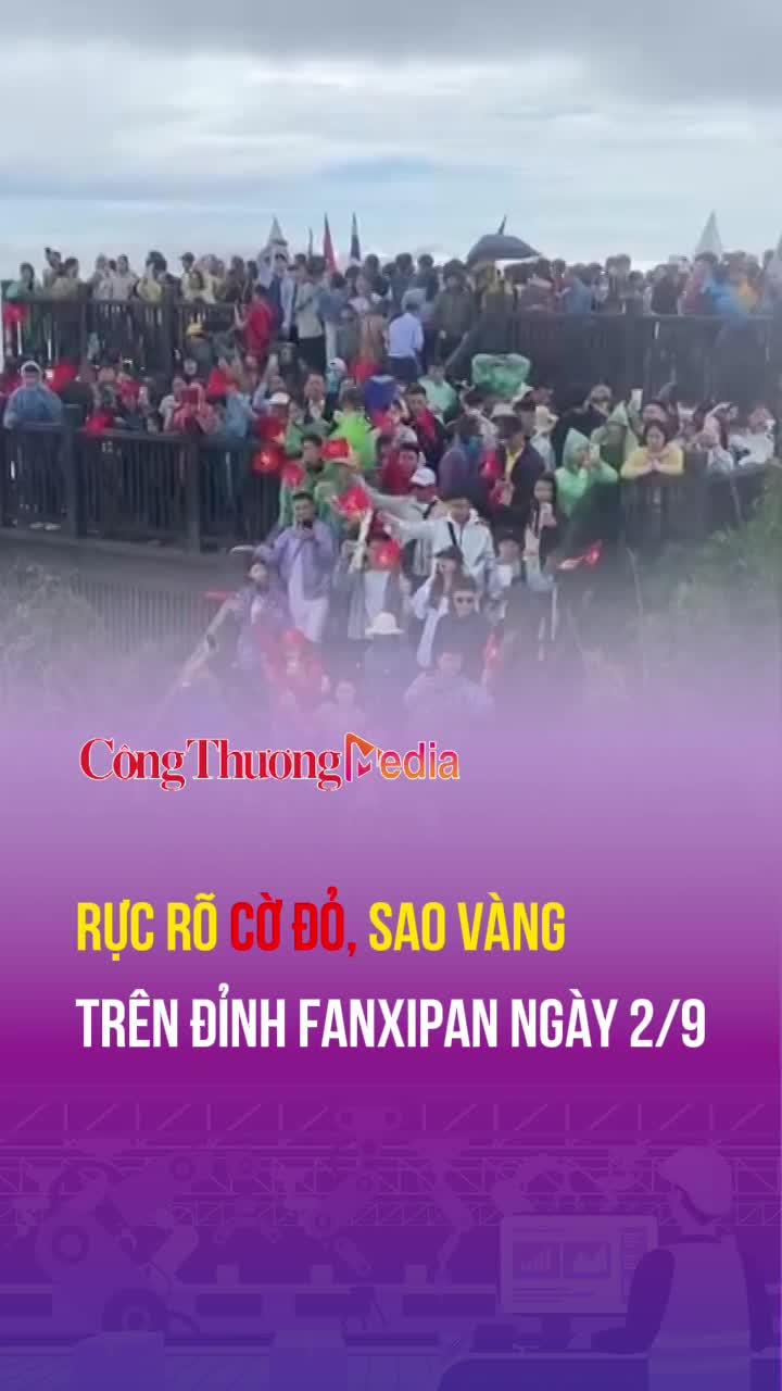 Rực rỡ cờ đỏ, sao vàng trên đỉnh Fanxipan ngày 2/9