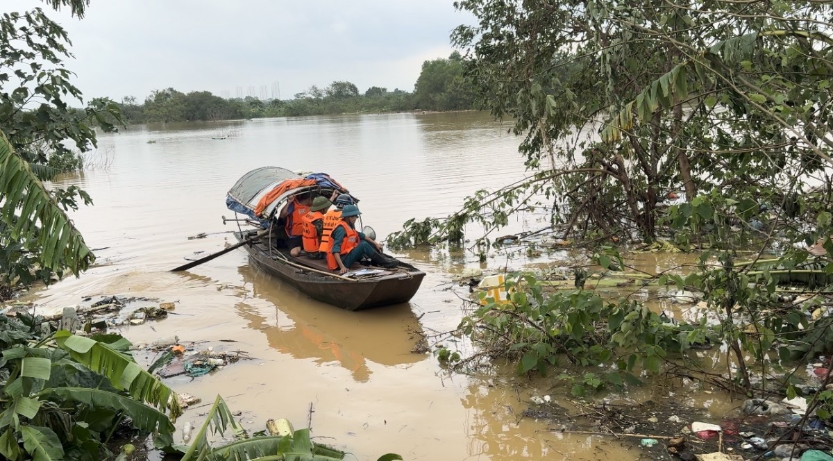 Video: Lực lượng chức năng phường Tứ Liên, Tây Hồ đi thuyền hỗ trợ đưa người vào bờ an toàn