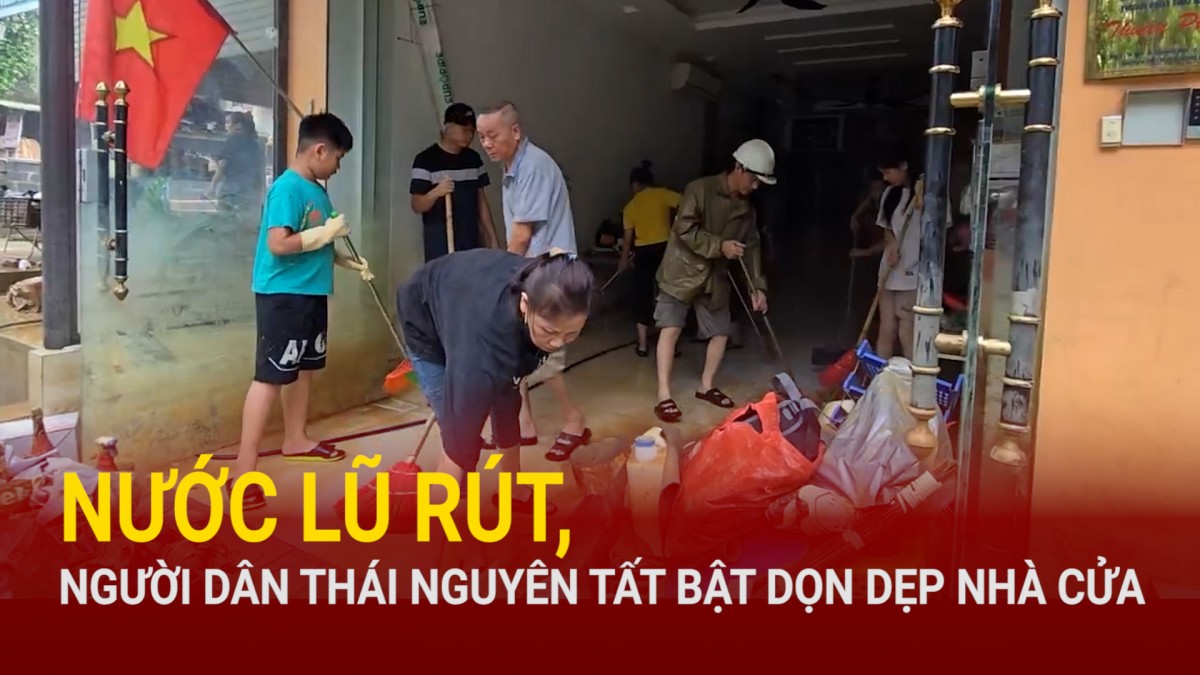 Nước lũ rút, người dân Thái Nguyên tất bật dọn dẹp nhà cửa