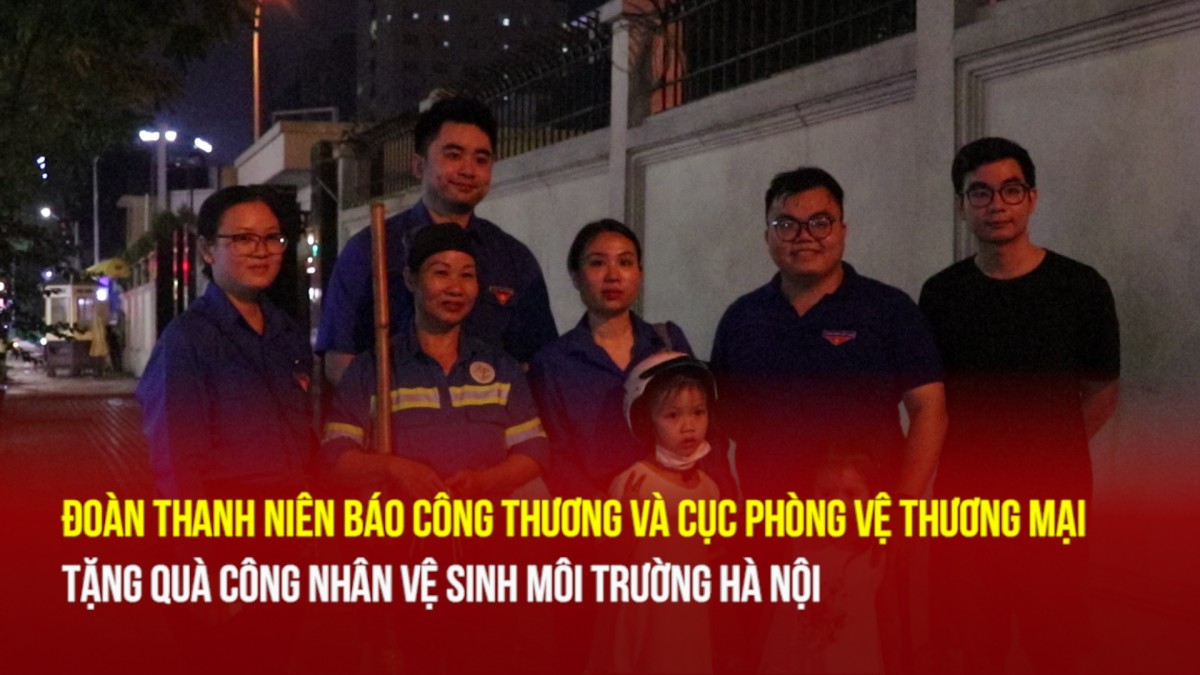 Đoàn Thanh niên Báo Công Thương và Cục phòng vệ thương mại tặng quà công nhân vệ sinh môi trường Hà Nội