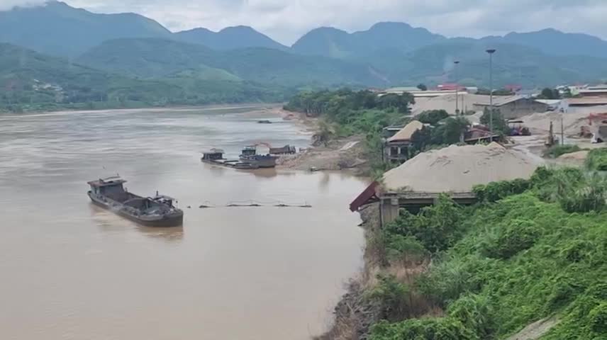 Video: Hàng vạn khối cát cao quá nóc nhà tại bến thủy nội địa không phép giữa trung tâm TP. Hòa Bình