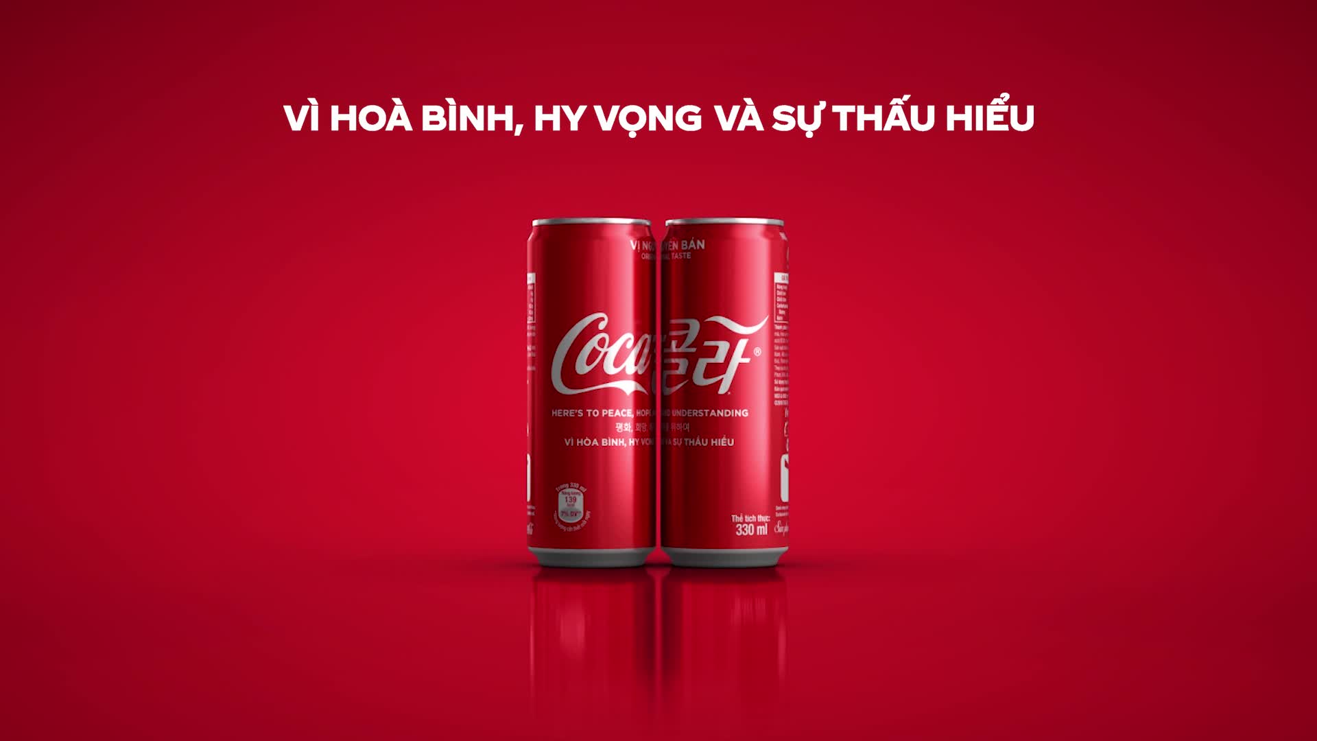 Coca-Cola tung phiên bản lon đặc biệt với logo song ngữ cùng thông điệp kết nối hòa bình